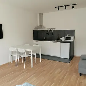 Brand New #62 With Free Secure Parking In The Center Prága